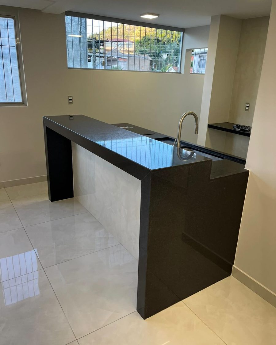 Ilha de cozinha em Granito Preto São Gabriel com acabamento polido